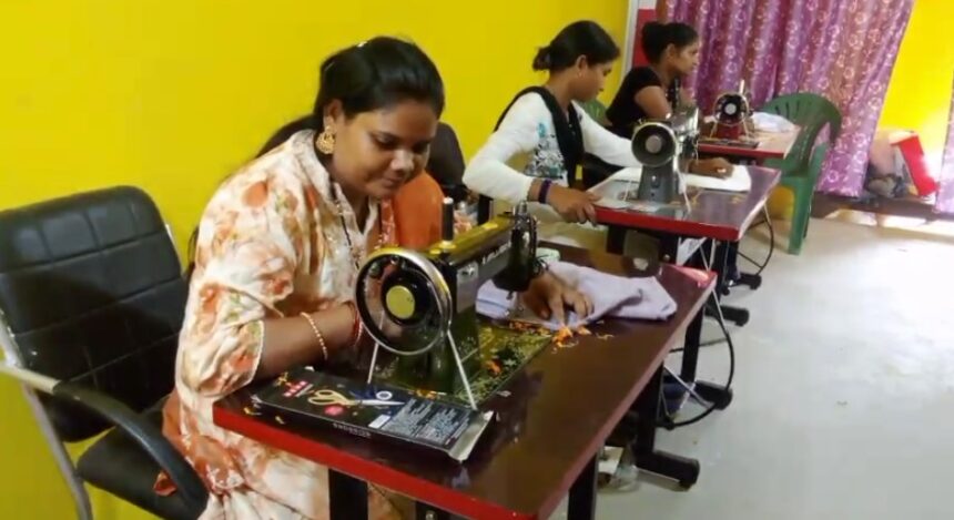 CG : नि:शुल्क सिलाई मशीन प्रशिक्षण केन्द्र का पामगढ़ में हुआ उद्घाटन