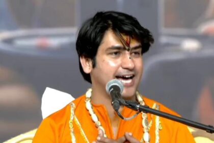 Etawah narrator controversy : भगवत कथा कहने का अधिकार सबको है, धीरेंद्र शास्त्री ने नेताओं पर साधा निशाना, देखें वीडियो
