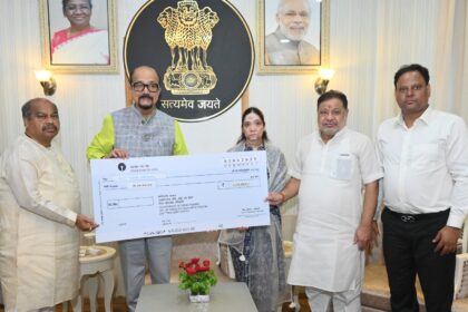Chhattisgarh : राज्यपाल डेका ने पहलगाम आतंकी हमले में जान गंवाने वाले अग्रवाल के परिजनों को दी 2 लाख रूपये की सहायता राशि