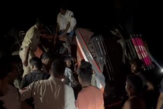 CG ACCIDENT : तेज रफ्तार माजदा पेड़ से टकराकर पलटा