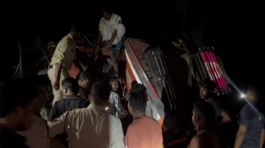 CG ACCIDENT : तेज रफ्तार माजदा पेड़ से टकराकर पलटा