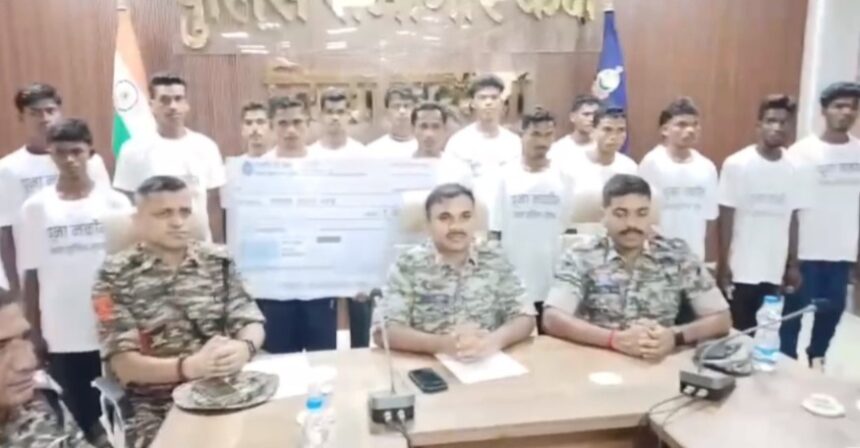CG BREAKING : 2 हार्डकोर समेत 16 नक्सलियों ने किया सरेंडर, 6 माओवादियों पर था 25 लाख का इनाम