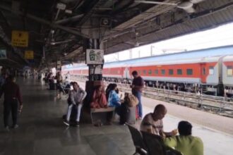 CG NEWS : ट्रेनों की लेटलतीफी ने यात्रियों की बढ़ाई परेशानी....