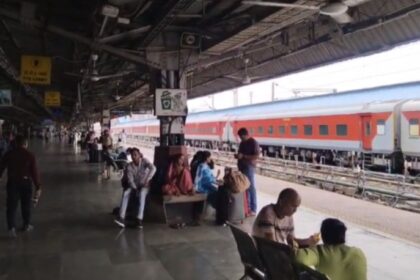 CG NEWS : ट्रेनों की लेटलतीफी ने यात्रियों की बढ़ाई परेशानी....