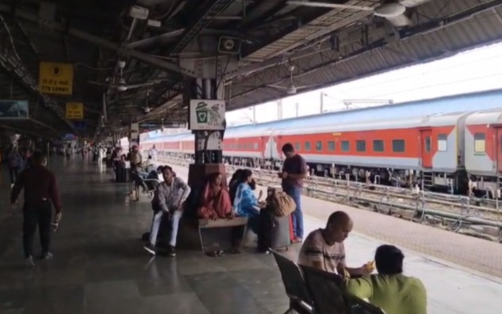 CG NEWS : ट्रेनों की लेटलतीफी ने यात्रियों की बढ़ाई परेशानी....