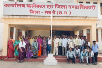 Sakti News : घीवरा के आंगनबाड़ी कार्यकर्ता और सहायिका को निलंबित करने की मांग, ग्रामीणों ने कलेक्टर को सौंपा ज्ञापन