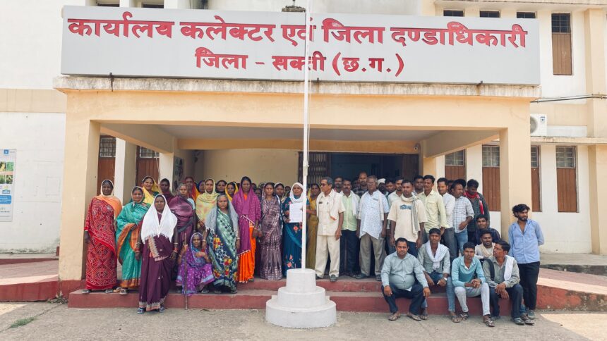 Sakti News : घीवरा के आंगनबाड़ी कार्यकर्ता और सहायिका को निलंबित करने की मांग, ग्रामीणों ने कलेक्टर को सौंपा ज्ञापन
