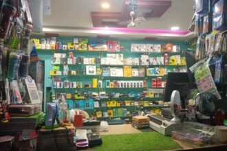 मस्तूरी थाना क्षेत्र के ग्राम गतौरा में बीती रात एक जनरल स्टोर और मोबाइल दुकान में हुई चोरी की घटना का वीडियो CCTV में कैद हो गया है, जो अब सोशल मीडिया पर तेजी से वायर