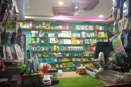 मस्तूरी थाना क्षेत्र के ग्राम गतौरा में बीती रात एक जनरल स्टोर और मोबाइल दुकान में हुई चोरी की घटना का वीडियो CCTV में कैद हो गया है, जो अब सोशल मीडिया पर तेजी से वायर