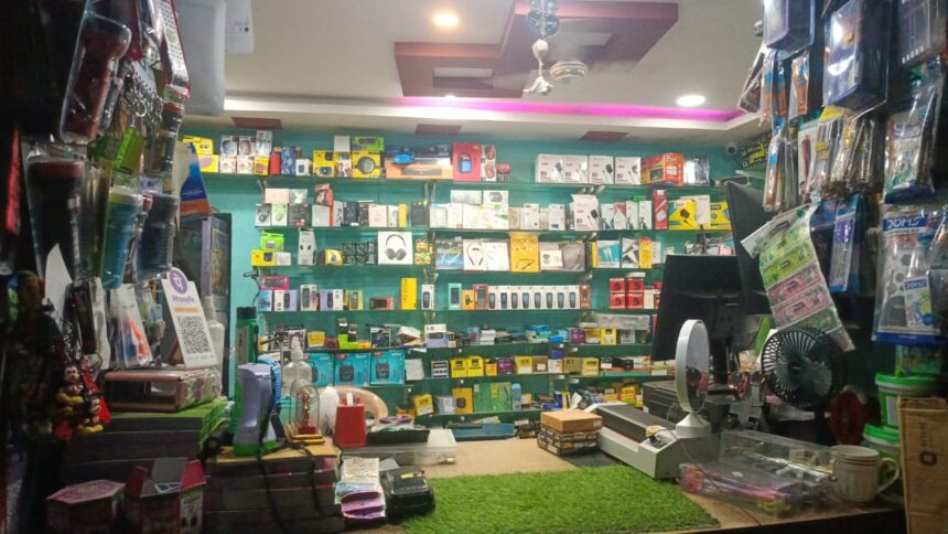 मस्तूरी थाना क्षेत्र के ग्राम गतौरा में बीती रात एक जनरल स्टोर और मोबाइल दुकान में हुई चोरी की घटना का वीडियो CCTV में कैद हो गया है, जो अब सोशल मीडिया पर तेजी से वायर