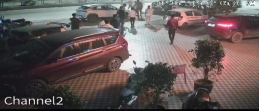 CG VIDEO : चलती कार में थूकना… और जिंदगी खत्म; CCTV में कैद हुआ दिल दहला देने वाला मंजर.....