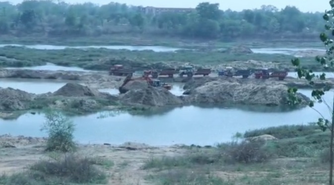 CG NEWS : जांजगीर में रेत माफियाओं के हौसले बुलंद; बिना रायल्टी कर रहे रेत खनन, प्रशासन और खनिज विभाग मौन 