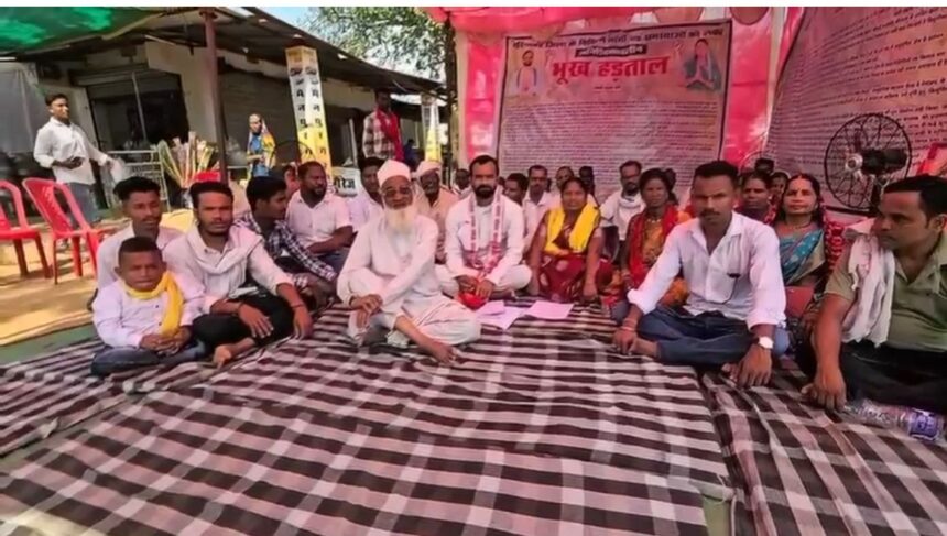 CG : जनप्रतिनिधि भूख हड़ताल पर डटे, मैनपुर में दस सूत्रीय मांगों को लेकर जोरदार प्रदर्शन
