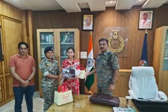 CG: 10वीं और 12वीं में जिले की टॉपर को एसपी ने किया सम्मानित