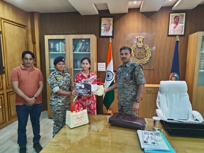 CG: 10वीं और 12वीं में जिले की टॉपर को एसपी ने किया सम्मानित