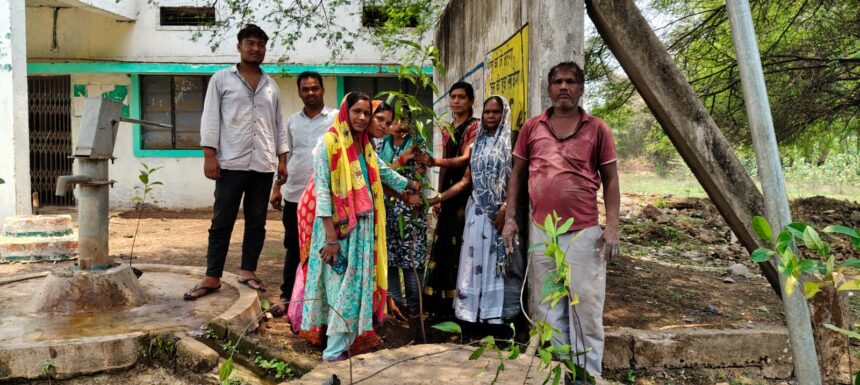 CG : चेउडीह मे मनाया गया पर्यावरण दिवस फलदार वृक्ष लगाकर पर्यावरण संरक्षण का लिया संकल्प