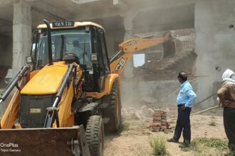 CG : सकरी क्षेत्र में चला निगम का बुलडोजर...अवैध निर्माण के खिलाफ निगम का अभियान जारी