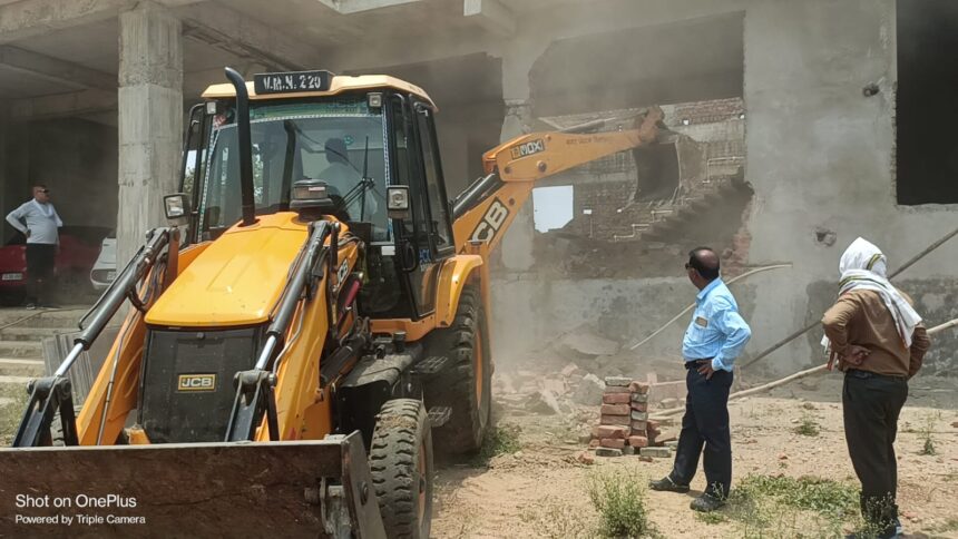 CG : सकरी क्षेत्र में चला निगम का बुलडोजर...अवैध निर्माण के खिलाफ निगम का अभियान जारी