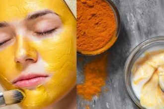 SKIN TIPS : दाग-धब्बों से पाना चाहते हैं छुटकारा तो दही और हल्दी से बने फेस पैक लगाए