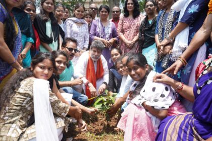 Jagdalpur : एक पेड़ मां के नाम; विधायक किरण सिंह देव ने महारानी अस्पताल के शासकीय नर्सिंग कॉलेज परिसर और प्रताप देव वार्ड में किया पौधारोपण