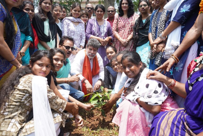 Jagdalpur : एक पेड़ मां के नाम; विधायक किरण सिंह देव ने महारानी अस्पताल के शासकीय नर्सिंग कॉलेज परिसर और प्रताप देव वार्ड में किया पौधारोपण