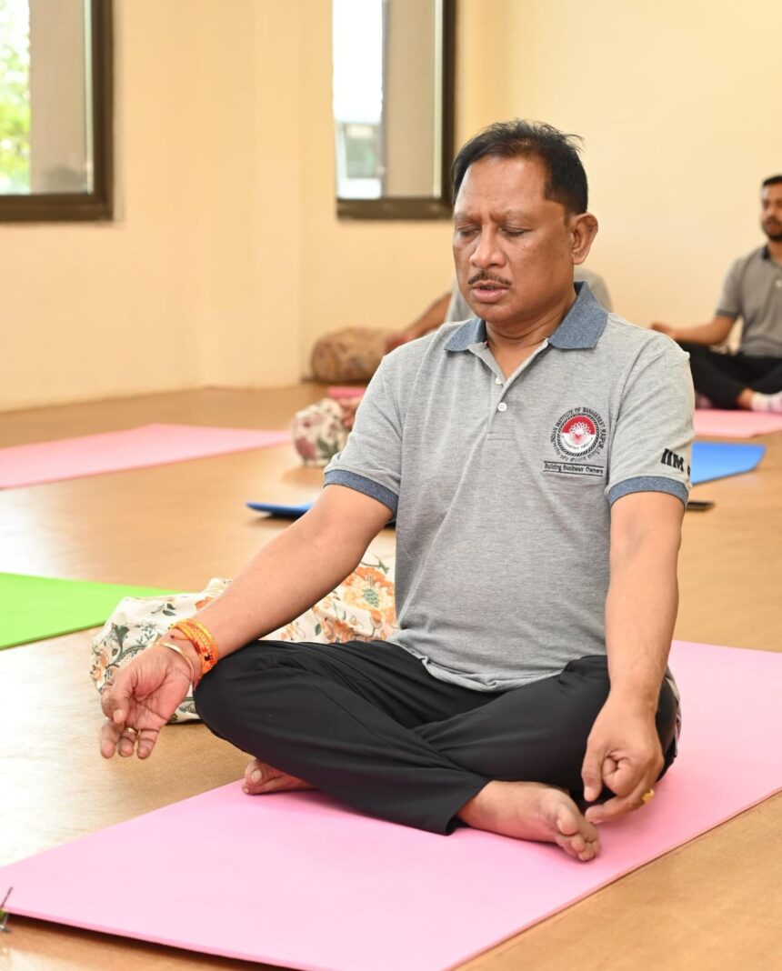 CG NEWS: मुख्यमंत्री विष्णु देव साय ने चिंतन शिविर 2.0 के दूसरे दिन योग से की शुरुआत, मंत्रिमंडल के साथ किए विभिन्न आसन