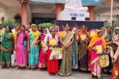 Mahasamund : 7 सालों बाद भी नहीं मिल पाया रोजगार गारंटी की राशि, पीड़ित महिलाओं ने कलेक्टर से लगाई गुहार 