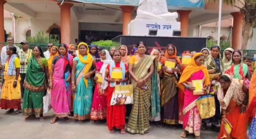 Mahasamund : 7 सालों बाद भी नहीं मिल पाया रोजगार गारंटी की राशि, पीड़ित महिलाओं ने कलेक्टर से लगाई गुहार 