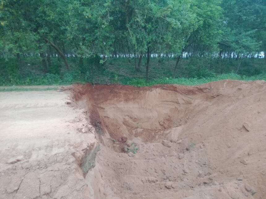 Gariaband Braking : अवैध रेत उत्खनन पर बड़ी कार्रवाई; घाट तक जाने वाले रास्ते किए गए बंद, एक्शन मोड में प्रशासन 
