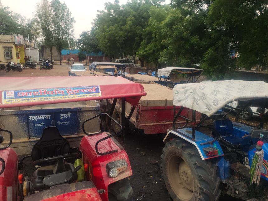 CG NEWS : रेत माफियाओं पर पुलिस का शिकंजा, अवैध रेत परिवहन करते छह ट्रैक्टर जब्त