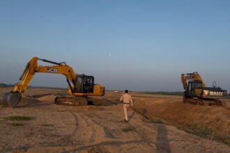 Gariaband : अवैध रेत उत्खनन पर जिला प्रशासन की बड़ी कार्रवाई, दो पोकलेन मशीन और हाइवा जब्त