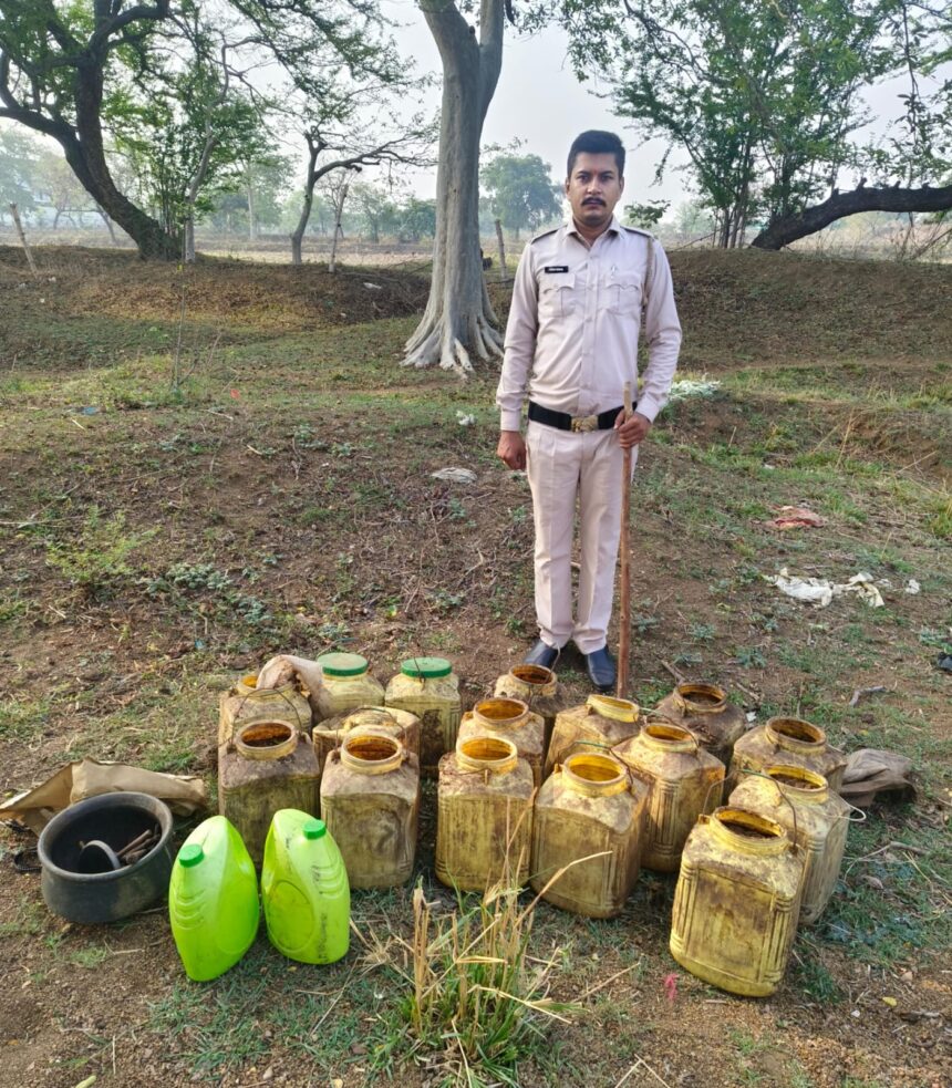 आबकारी ने महुआ शराब के साथ तीन आरोपी को किया गिरफ्तार, चार आरोपियों से 72 लीटर महुआ शराब और 350 किलो लहान किया गया जप्त..