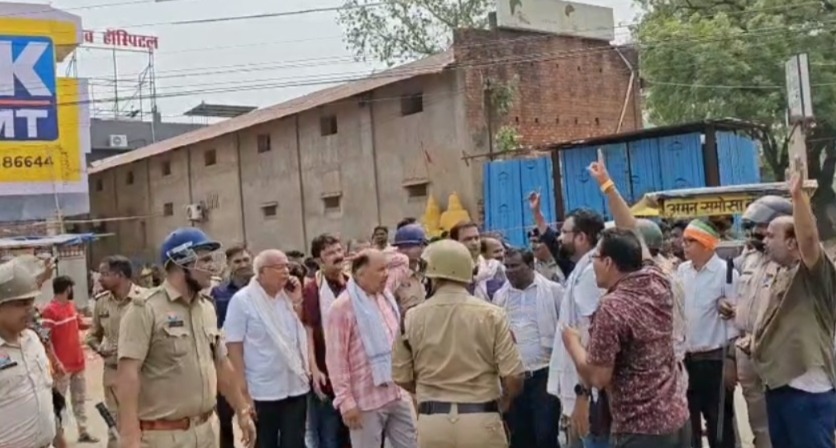 CG BREAKING : रायगढ़ में प्रदर्शन कर रहें पूर्व विधायक और कई कांग्रेसी नेताओं समेत को महिलाएं गिरफ्तार 