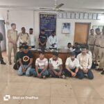 दुर्ग। CG : जुआरियों के खिलाफ दुर्ग पुलिस ने बड़ी कार्रवाई की है। ग्राम महमरा पृथ्वी पैलेस के पीछे में जुआ खेल रहे 18 जुआरियों को पुलिस ने गिरफ्तार किया है। मौके से पुलिसने 10.82 लाख रुपए नगदी रकम एवं 52 पत्ती ताश व 20 मोबाइल जब्त किया है। मामला अंजोरा चौकी क्षेत्र का है। विओ- एएसपी सुखनंदन राठौर ने बताया कि मुखबिर से सूचना मिली कि ग्राम महमरा पृथ्वी पैलेस बाउण्ड्रीवाल के पीछे बड़े स्तर पर जुआ खेला जा रहा है। यहां पर बड़ी संख्या में जुआरी हैं और लाखों की बाजी चल रही है। सूचना के बाद पुलिस की टीम मौके पर पहुंची और घेराबंदी कर जुआ खेलते 18 लोगो को पकड़ा गया । मौके से कुल 10.82 लाख रुपए नगदी व 20 नग मोबाइल फोन जब्त किया गया। आरोपियों के खिलाफ जुआं प्रतिषेध अधिनियम 2022 की धारा 3 (2) 5 के तहत कार्यवाही की गई है।