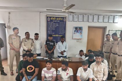 दुर्ग। CG : जुआरियों के खिलाफ दुर्ग पुलिस ने बड़ी कार्रवाई की है। ग्राम महमरा पृथ्वी पैलेस के पीछे में जुआ खेल रहे 18 जुआरियों को पुलिस ने गिरफ्तार किया है। मौके से पुलिसने 10.82 लाख रुपए नगदी रकम एवं 52 पत्ती ताश व 20 मोबाइल जब्त किया है। मामला अंजोरा चौकी क्षेत्र का है। विओ- एएसपी सुखनंदन राठौर ने बताया कि मुखबिर से सूचना मिली कि ग्राम महमरा पृथ्वी पैलेस बाउण्ड्रीवाल के पीछे बड़े स्तर पर जुआ खेला जा रहा है। यहां पर बड़ी संख्या में जुआरी हैं और लाखों की बाजी चल रही है। सूचना के बाद पुलिस की टीम मौके पर पहुंची और घेराबंदी कर जुआ खेलते 18 लोगो को पकड़ा गया । मौके से कुल 10.82 लाख रुपए नगदी व 20 नग मोबाइल फोन जब्त किया गया। आरोपियों के खिलाफ जुआं प्रतिषेध अधिनियम 2022 की धारा 3 (2) 5 के तहत कार्यवाही की गई है।