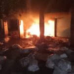 बिलासपुर। CG NEWS : जिले के व्यापार विहार क्षेत्र में स्थित नानक जीवनानी के बोरा गोदाम में बीते रात अचानक भीषण आग लग गई, जिससे इलाके में हड़कंप मच गया। यह घटना पुराना आरटीओ कार्यालय के पास हुई, जहां रात करीब 8 बजे आसपास के दुकानदारों ने गोदाम से धुंआ निकलते देखा। जिसके बाद गोदाम के मालिक को सूचना दिया गया जानकारी लगते ही नामक जीवनानी मौके पर पहुंचे और गोदाम खोलते ही अंदर आग की लपटें देख अफरा-तफरी मच गई। आसपास मौजूद व्यापारियों ने तुरंत पुलिस को सूचना दी और आग बुझाने में जुट गए। मौके पर पहुंची पुलिस और एसडीआरएफ की टीम के सहयोग से दमकल कर्मियों ने करीब आधे घंटे की मशक्कत के बाद आग पर काबू पा लिया। हालांकि तब तक गोदाम में रखे लगभग 50 हजार रुपये के बोरे जलकर राख हो चुके थे...हालांकि तारबहार थाना प्रभारी कृष्ण चन्द सिदार ने कहा कि मामले में अभी जांच जारी है .