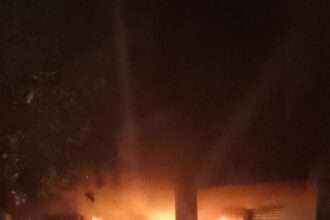 बिलासपुर। CG NEWS : जिले के व्यापार विहार क्षेत्र में स्थित नानक जीवनानी के बोरा गोदाम में बीते रात अचानक भीषण आग लग गई, जिससे इलाके में हड़कंप मच गया। यह घटना पुराना आरटीओ कार्यालय के पास हुई, जहां रात करीब 8 बजे आसपास के दुकानदारों ने गोदाम से धुंआ निकलते देखा। जिसके बाद गोदाम के मालिक को सूचना दिया गया जानकारी लगते ही नामक जीवनानी मौके पर पहुंचे और गोदाम खोलते ही अंदर आग की लपटें देख अफरा-तफरी मच गई। आसपास मौजूद व्यापारियों ने तुरंत पुलिस को सूचना दी और आग बुझाने में जुट गए। मौके पर पहुंची पुलिस और एसडीआरएफ की टीम के सहयोग से दमकल कर्मियों ने करीब आधे घंटे की मशक्कत के बाद आग पर काबू पा लिया। हालांकि तब तक गोदाम में रखे लगभग 50 हजार रुपये के बोरे जलकर राख हो चुके थे...हालांकि तारबहार थाना प्रभारी कृष्ण चन्द सिदार ने कहा कि मामले में अभी जांच जारी है .