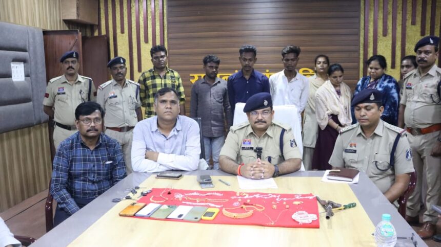 CG CRIME : अस्पताल कालोनी में लाखों की चोरी का खुलासा, दो महिला सहित छह आरोपी गिरफ्तार 