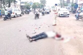 CG ACCIDENT BREAKING : तेज रफ्तार का कहर; टैक्टर ने बाइक सवार युवक को कुचला