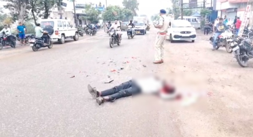 CG ACCIDENT BREAKING : तेज रफ्तार का कहर; टैक्टर ने बाइक सवार युवक को कुचला