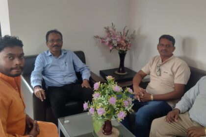 RAIPUR : दैनिक वेतन भोगी कर्मचारी संघ के पदाधिकारियों ने PHE विभाग के प्रमुख अभियंता से की भेंट, कर्मचारियों को योग्यता अनुसार सीधी भर्ती में छूट देने की मांग की 