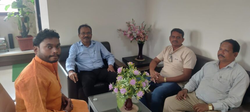 RAIPUR : दैनिक वेतन भोगी कर्मचारी संघ के पदाधिकारियों ने PHE विभाग के प्रमुख अभियंता से की भेंट, कर्मचारियों को योग्यता अनुसार सीधी भर्ती में छूट देने की मांग की 