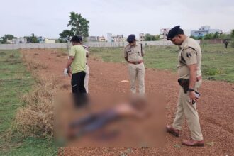 CG CRIME NEWS : नगर निगम के सफाई कर्मी की गला रेतकर हत्या, खाली मैदान में पड़ी मिली लाश, इलाके में फैली सनसनी 