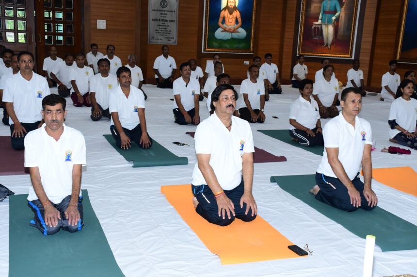 International Yoga Day : अंतर्राष्ट्रीय योग दिवस के अवसर पर विधानसभा सचिवालय में किया गया योग अभ्यास
