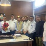 RAIPUR : चेंबर प्रतिनिधिमंडल ने IG अमरेश मिश्रा से की मुलाकात, यातायात व्यवस्था के सुदृढ़ीकरण व अपराधिक घटनाओं को रोकने सौंपा ज्ञापन 