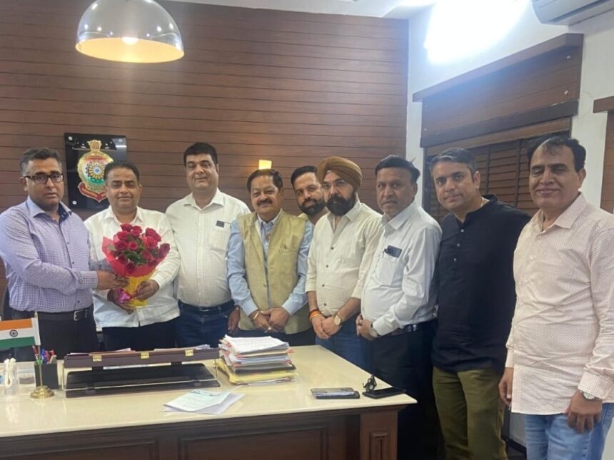 RAIPUR : चेंबर प्रतिनिधिमंडल ने IG अमरेश मिश्रा से की मुलाकात, यातायात व्यवस्था के सुदृढ़ीकरण व अपराधिक घटनाओं को रोकने सौंपा ज्ञापन 