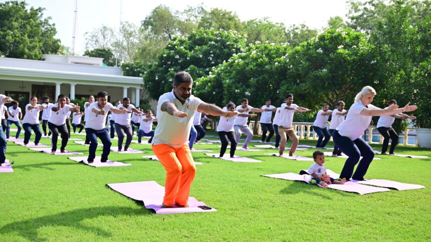 CG : शिवसेना के राष्ट्रीय समन्वयक डॉ. अभिषेक वर्मा ने योग दिवस पर किया योग एवं लोगों से इसे जीवन में उतारने की अपील