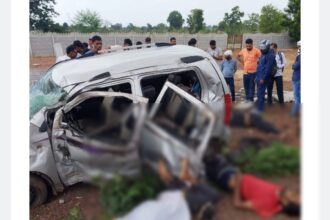CG ACCIDENT BREAKING : सड़क हादसे में तीन की मौत, तेज रफ्तार अनियंत्रित कार दीवार से टकराई