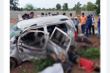 CG ACCIDENT BREAKING : सड़क हादसे में तीन की मौत, तेज रफ्तार अनियंत्रित कार दीवार से टकराई