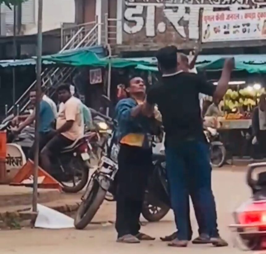 CG VIDEO : गरियाबंद में दिनदहाड़े राहगीर पर चाकू से हमला, वीडियो वायरल, आरोपी हिरासत में